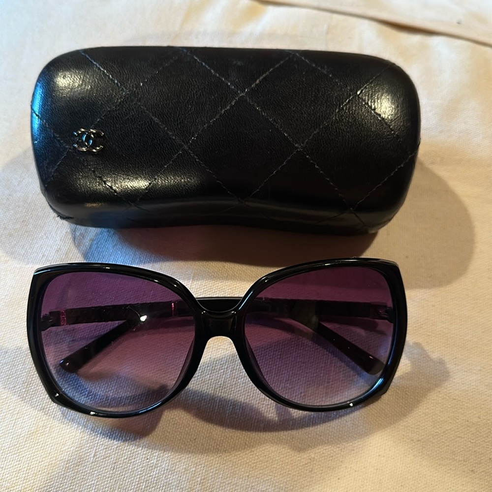 CHANEL Black Frame Sunglasses with Purple Gradient Lenses